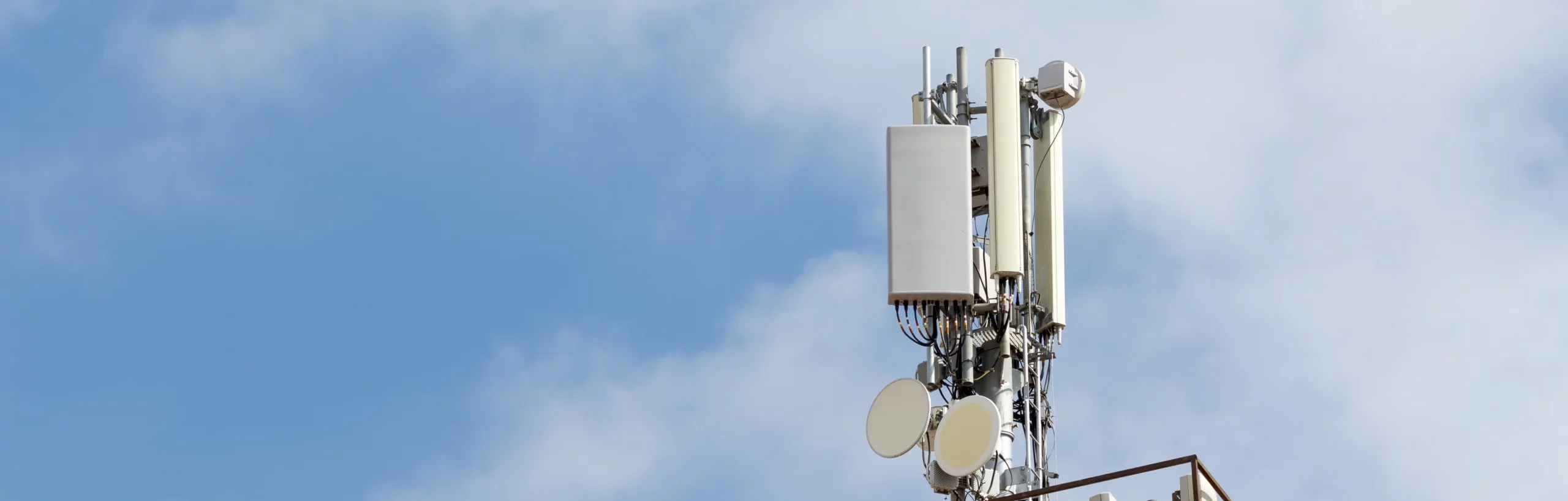 Pila de antenas móviles con fondo azul