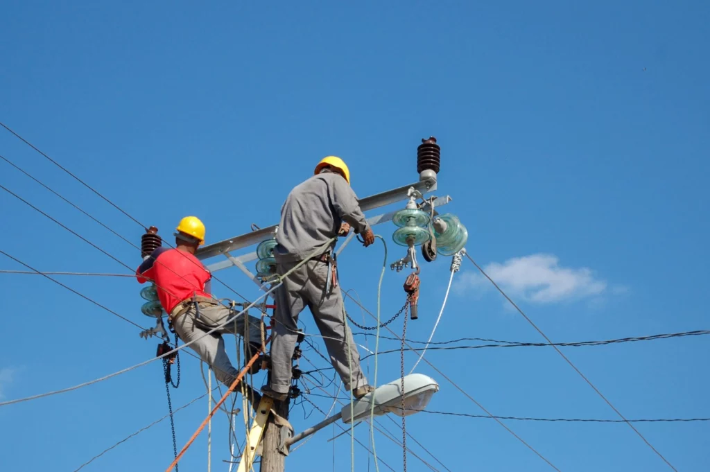 Dos trabajadores eléctricos haciendo instalaciones