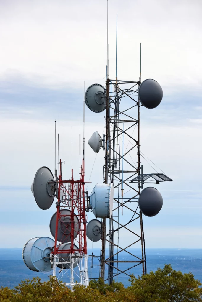 Torres de comunicación con antenas satelitáles