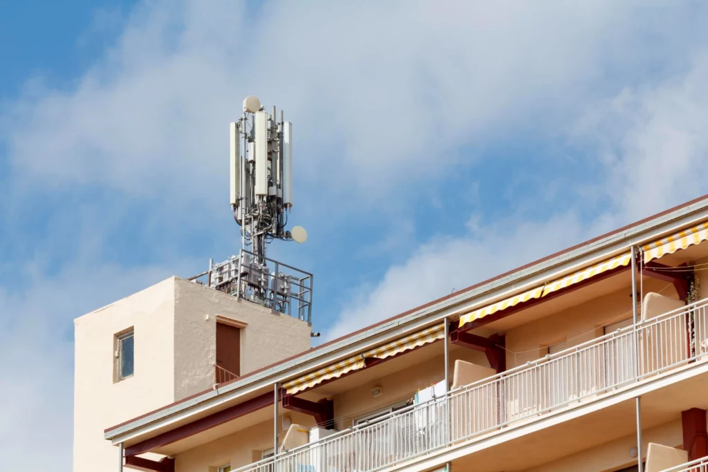 Aparatamentos con antenas satelitáles ubicadas sobre sus techos